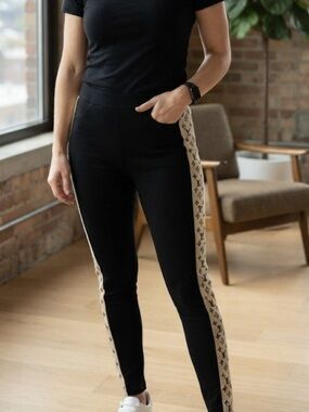 New very comfortable Black Side-Stripe Leggings with Beige Logo Tape